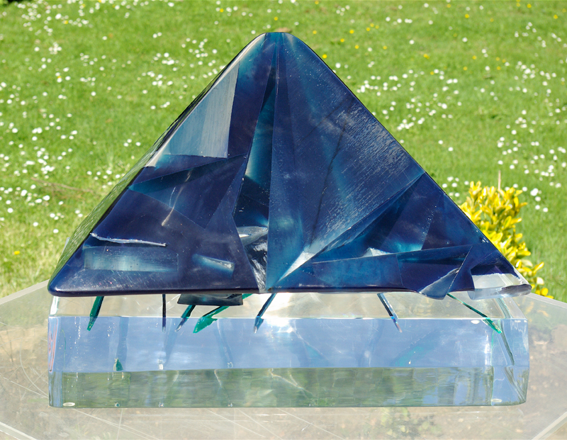 Piramide eterna 65 x 60 x 35 cm 2005